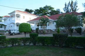 Гостиница Muyenga Luxury Vacation Home  Кампала